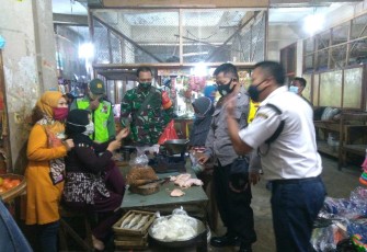 Aswan Anggota TNI dari Koramil 04/Jebres Kodim 0735 /Surakarta bersama dengan Babinkabtibmas, Lurah Pasar Debekan, Scurity dan Linmas mengajak dan menghimbau para pengunjung maupun pedagang  untuk terus menerapkan disiplin Protokol Kesehatan (Protkes) Covid-19 di Pasar Debekan Kelurahan Mojosongo Kecamatan Jebres Surakarta