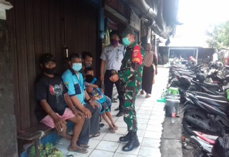 Babinsa Kelurahan Danukusuman Koramil 03 Serengan Kodim 0735 Surakarta Sertu Priyanto bersama Security mensosialisasikan, menghimbau dan mengajak para pengunjung maupun pedagang  untuk terus menerapkan disiplin Protokol Kesehatan Covid-19 di Pasar Harjodaksino