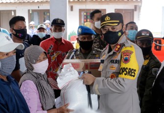 Kapolres Batang AKBP Edwin Louis Sengka memberikan bantuan paket sembako dan tali asih pada keluarga ABK di Balai Desa Klidang Lor, Kamis (21/1/2021).