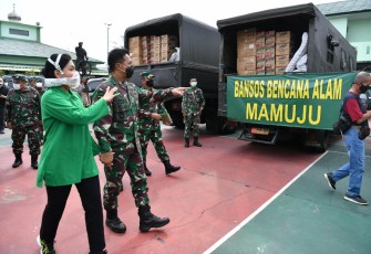 TNI AD Mengerahkan Tiga Kapal TNI AD (ADRI 50 ADRI 51 ADRI 52) Mengangkut Personel Bahan-bahan Logistik Peralatan RS Lapangan Serta Alat Berat Guna Membantu Korban Bencana Alam di Kalimantan Selatan Maupun Sulawesi Barat