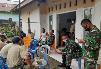 Komandan Korem 071/Wijayakusuma Kolonel Inf Dwi Lagan Safrudin, S.I.P., dengan didampingi Ketua Persit Kartika Chandra Kirana Koorcab Rem 071 PD IV/Diponegoro Ny. Dewi Lagan Safrudin, Takziah ke rumah duka putra keluarga Serma Muharyanto Anggota Jasrem 071/Wijayakusuma, Jumat (22/1/2021)