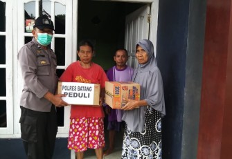 Kapolsek Limpung AKP Yorisa Prabowo bersama Kanitbinmas laksanakan kegiatan bakti sosial (baksos) Polres Batang Peduli sebagai wujud empati Polri kepada masyarakat yang kurang mampu, Jumat (22/1/2021).