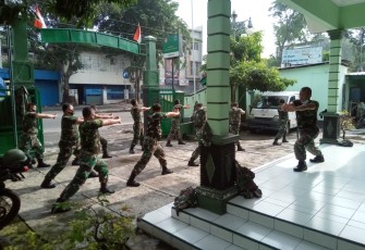 Danramil 02/Banjarsari Kodim 0735/Surakarta Kapten Inf Narno memimpin pelaksanaan apel pagi seluruh anggota bertempat di Halaman Koramil 02/Banjarsari Jln.Ahmad Yani Surakarta