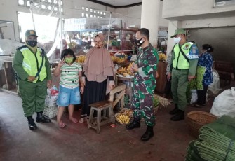 Babinsa Kelurahan Kepatihan Wetan Koramil 04/Jebres Kodim 0735/Surakarta Serda Budiono bersama Linmas melaksanakan kegiatan Pemberlakuan Pembatasan Kegiatan Masyarakat ( PPKM )