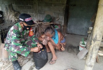 Tangis Mbah Sepen (83) tidak terbendung ketika Babinsa Grogol Serka Rubimin anggota Koramil 05/Weru mendatangi rumahnya dan memberikan paket sembako sebagai bentuk kepedulian Kodim 0726/Sukoharjo