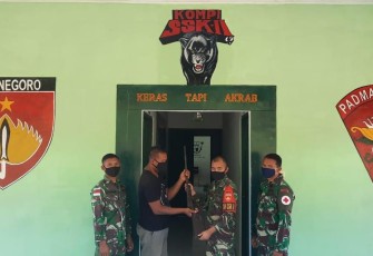 Pos Sei Mawang II Satgas Pamtas RI-Malaysia Yonif 407/PK terima senjata api rakitan laras panjang jenis penabur oleh masyarakat perbatasan yang diserahkan secara sukarela.