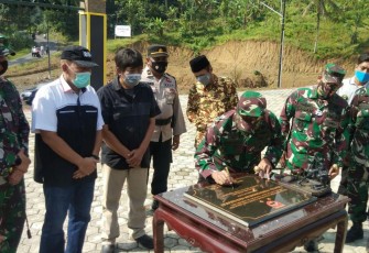 Pangdam IV/Diponegoro Mayjend TNI Bhakti Agus Fadjari menandatangani prasasti hasil pembangunan Karya Bakti Serbuan Teritorial Korem 071/Wijayakusuma, Selasa (26/01/2021) di Sentra Perekonomian Masyarakat Desa Darmakradenan, Kecamatan Ajibarang, Kabupaten Banyumas.