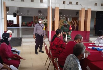 Danramil 03  Serengan Kodim 0735 Surakarta Kapten Inf Tri Sakti K bersama Camat Cek langsung pelaksanaan kegiatan  pembagian BST di Wilayah Kelurahan Kemlayan Kecamatan Serengan, (Rabu, 27/01) 