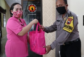 Ketua Bhayangkari Cabang Pekalongan Ny. Fika Darno menyalurkan bantuan   menyalurkan bantuan sosial Sembako melalui anggota Bhabinkamtibmas jajaran Polres Pekalongan. Adapun bantuan diserahkan di Mapolres Pekalongan, Kamis (28/1/2021).  