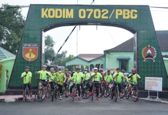 Danrem 071/Wijayakusuma Kolonel Inf Dwi Lagan Safrudin, S.I.P., Kasrem 071/Wijayakusuma Letkol Kav Kristiyanto, S.Sos., Dandim 0701/Banyumas, Dandim 0702/Purbalingga, para Kasirem 071/Wijayakusuma, para prajurit dan PNS Makorem 071/Wijayakusuma, Gowes bersama