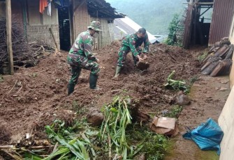 Anggota Koramil 07/Sukorejo laksanakan kerja bakti membersihkan timbunan tanah longsor. Jum''at 29/1/2021