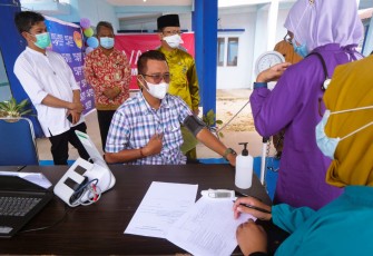 Bupati Bintan Apri Sujadi  Disuntik Vaksin Sinovac Tahap II