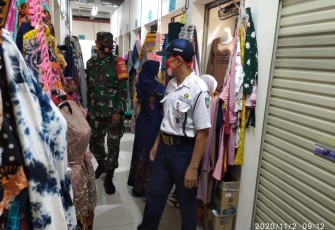 Babinsa Kelurahan Gajahan Koramil 05/Pasar Kliwon Kodim 0735/Surakarta Sertu Dwi Santoso bersinergi dengan  Scurity Pasar selalu melakukan upaya dalam mencegah penyebaran Covid 19 di wilayah binaannya tempat kerumunan di Pasar Klewer Kelurahan Gajahan Kecamatan Pasar Kliwon, Sabtu (30/1/2021)