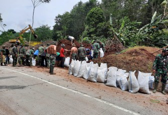 Kodim 0715/Kendal bersama Banser Kab. kendal bergerak cepat menyiapkan karung tanah