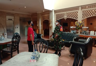 Babinsa Kelurahan Tipes Koramil 03/Serengan Kodim 0735 Surakarta Sertu Sarmin Melaksanakan pengecekan tentang penerapan PPKM  yang bertempat di Hotel Indah Palace Jl.Veteran Kelurahan Tipes Kec. Serengan Kota Surakarta. (31/01)