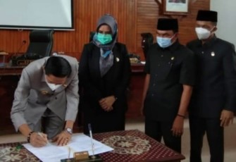 DPRD Kaur Sahkan 8 Perda dan APBD 2021