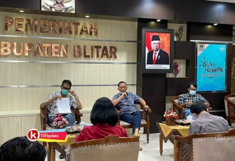 Plh Sekda Pemkab Blitar Mujianto (pegang Microphone) Saat Pimpin Rakor Pelaksanaan PPKM (foto : Faisal NR / Klikwarta.com) 