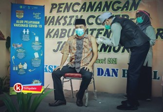 Ketua DPRD Kabupaten Blitar Suwito Saat Disuntik Vaksin Sinovac (foto : Faisal NR / Klikwarta.com Blitar) 