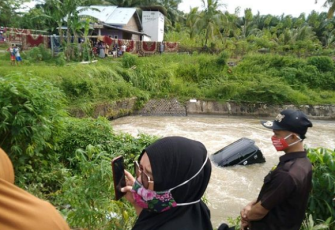 Polres Seluma Bersama Warga Evakuasi Mobil yang Masuk Bendungan Seluma