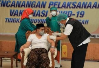 Wagub Yasin Saat Melaksanakan Vaksinasi di RSUD Tugurejo Semarang