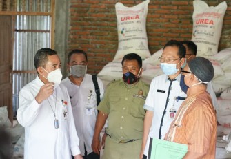 Bupati Haryanto sidak  gudang pupuk subsidi
