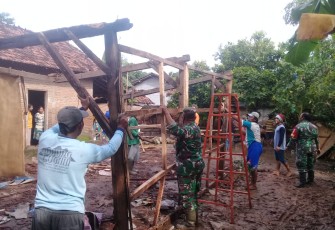 Rumah Sunarto Mulai Diperbaiki Dengan Bergotong Royong