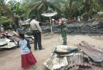 Bhabinkamtibmas dan Bhabinsa serta Warga Desa XIV Gotong Royong Padamkan Api