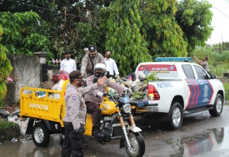Polres Mukomuko Bersihkan Sampah Dekat Jembatan Pemda