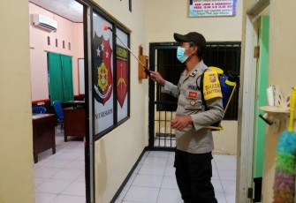 Polsek Kampung Melayu Semprotkan Disinfektan 