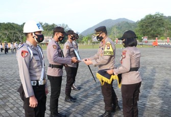 Polres Lingga Saat Gelar Upacara Pemberhentian Tidak Homat (PTDH) Kepada Personil Polres Lingga di Lapangan Apel Polres Lingga