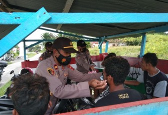 Polsek Piru Saat Melakukan Operasi Yustisi Sekaligus Membagikan Masker Kepada Komunitas Ojek