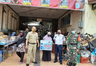 Serda Hidayat Kurniawan selaku Babinsa Kelurahan Sudiroprajan Koramil 04/Jebres Kodim 0735/Surakarta bersama Lurah dan Satpam Pasar Gede gencar sosialisasikan protokol kesehatan (Protkes) guna menekan penyebaran Covid-19 diwilayah binaannya Jl.Urip Sumoharjo Kecamatan Jebres Kota Surakarta.