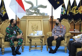 Kapolri Jenderal Listyo Sigit Prabowo mengunjungi Kepala Staf Angkatan Udara (KSAU) Marsekal Fadjar Prasetyo