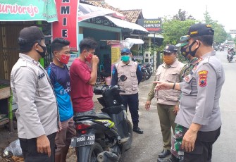 Kapolsek Rowosari AKP Zainal Arifin SH. dan didampingi oleh Kanit provost, Kanit Binmas, Kanit Sabhara, Kasi Humas, Anggota Koramil 2 personil,  Satpol PP 2 personel. Sasaran lokasi  ada 3 tempat yaitu Pasar Rowosari, Pertokoan di Taruna Mart Muhammadiyah Rowosari, Pasar Bulak pada hari Senin, 1/2/2021.