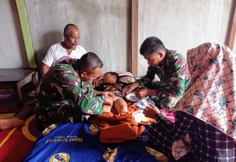 RI-MLY Yonif 407/PK Pos Kout menggelar kegiatan khitanan door to door untuk warga yang kurang mampu di Dusun Entebak, Desa Senaning, Kecamatan Ketungau Hulu, Kabupaten Sintang, Kalimantan Barat. Selasa (02/02/2021)