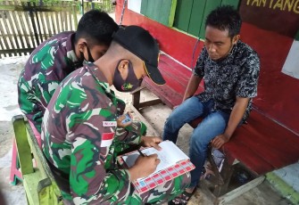 Satgas Pamtas RI-MLY Yonif 407/PK mengamankan 4 Pekerja Migran Indonesia (PMI) Non Prosedural yang akan masuk ke Serawak Malaysia melalui jalur tikus di Dusun Waksepan, Desa Jasa, Kecamatan Ketungau Hulu, Kabupaten Sintang, Kalimantan Barat.