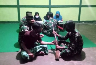 MLY Yonif 407/PK Pos Kapar menerima penyerahan satu pucuk senjata jenis Lantak dari warga Dusun Dusun Kapar, Desa Sungai Senunuk, Kecamatan Batang Lupar, Kabupaten Kapuas Hulu, Kalbar