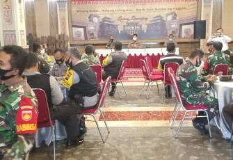 Danramil 02/Banjarsari Kodim 0735/Surakarta yang di wakili Bati Wanwil Pelda Wagimin dan Kapolsek Banjarsari  Kompol Joko Satrio Utomo melaksanakan  kegiatan Silaturrahmi Babinsa Dan Bhabinkamtibmas Sekecamatan Banjarsari bertempat  gedung De Lawang jonjing Kelurahan Joglo Kecamatan Banjarsari Surakarta,Selasa (2/3/2021).