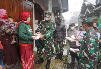 Dandim Batang Letkol Arh Yan Eka Putra didampingi Kepala Staf Kodim Mayor Kav Haryono menyambangi warga masyarakat untuk memberikan sembako dan masker di Dukuh Wonoprio dan Dukuh Gunung Alang, Desa Gerlang, Kecamatan Blado, Kabupaten Batang, Selasa (2/02/21)