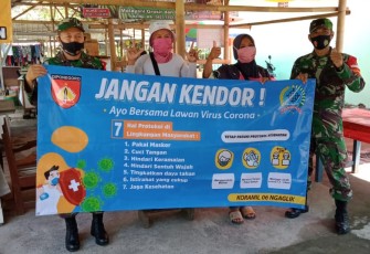 Anggota Koramil 06/Ngaglik sedang laksanakan kampanye protokol kesehatan