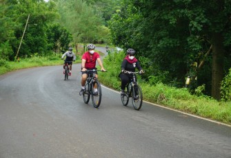 Dandim 0736/Batang Letkol Arh Yan Eka Putra Bersama Ibu Ketua Persit Cabang XXIV Dim Batang Ny Ratih Angga Apriani gowes bareng