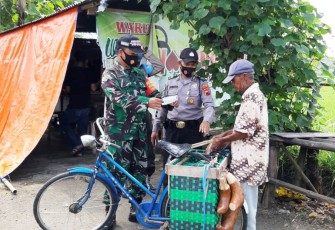 Bati Wanwil Koramil 11/Polokarto Peltu Bambang Suwarno bagikan masker kepada masyarakat
