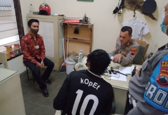 Kapolsek Brangsong AKP Amin Supangat SH. M.M. saat mengamankan tersangka