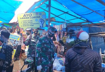 Dandim 0715/Kendal Letkol Inf Iman Widhiarto S.T. edukasi kepada masyarakat untuk selalu melaksanakan prokes