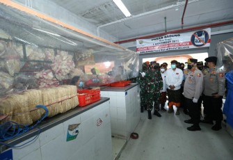 Panglima TNI Marsekal Hadi Tjahjanto bersama dengan Kapolri Jenderal Listyo Sigit Prabowo  mengunjungi Pasar Tradisional di Denpasar Bali 