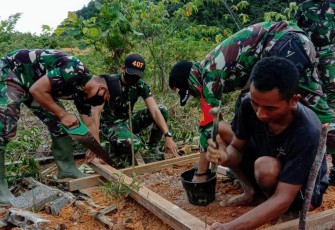 Satgas Pamtas RI-MLY Yonif 407/PK Pos Mentari membantu pembuatan Jamban untuk Bapak Dayat yang berlokasi di Desa Sebindang, Kecamatan Badau, Kabupaten Kapuas Hulu, Kalbar. Kamis (04/02/2021).