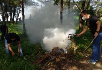 Kadis Kominfosan Eko Agusrianto Saat Melakukan Kerja Bakti di Kawasan Pantai Panjang Kota Bengkulu