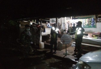 Komandan Koramil beserta anggota , terus gencar menggelar operasi yustisi pada malam hari yang bertujuan untuk memutus rantai penyebaran Covid-19. Kamis (4/2/21) malam. 