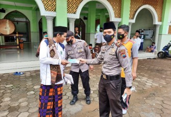 Kapolsek Kaliwungu AKP  Aryanindita Bagasatwika M , S.I.K, MH bersama jajarannya  melaksanakan kegiatan  pembagian masker di Masjid Al- Badawiyah Dukuh Kwangsan Desa  Magelung dan Masjid Al- Muhajirin Perum Kaliwungu Indah Desa Protomulyo Kecamatan Kaliwungu Kendal, Jum'at 5/2/2021.