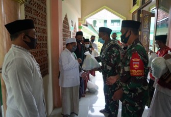 Dandim 0736/Batang Letnan Kolonel Arh Yan Eka Putra diwakili oleh Kepala Staf Mayor Kav. Haryono bersama anggota Koramil 6/Tersono melaksanakan safari sholat Jum’at di Masjid Umar bin Khotob Tersono, Kecamatan Tersono, Kabupaten Batang, Jum’at (5/2/21).